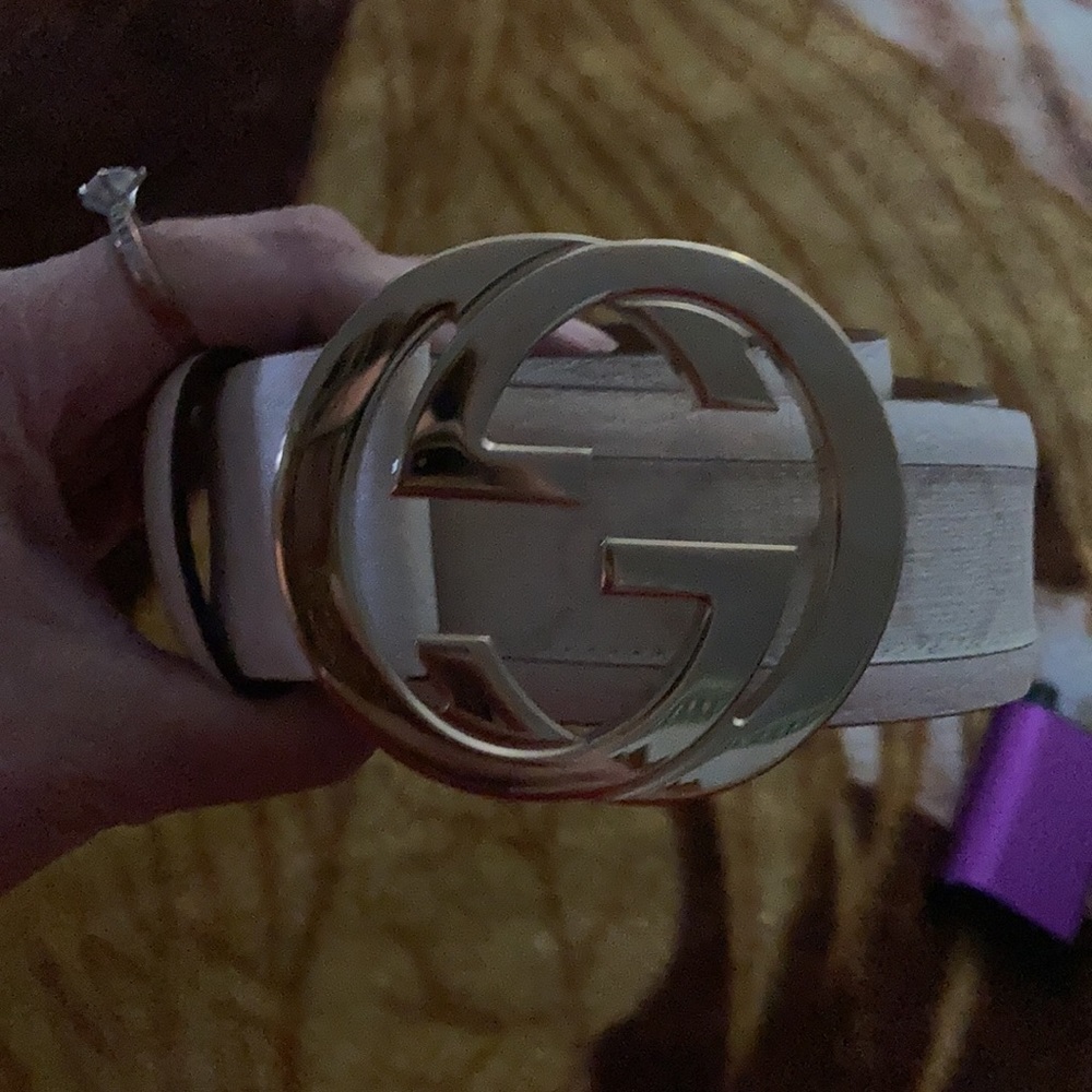 Men’s white Gucci belt